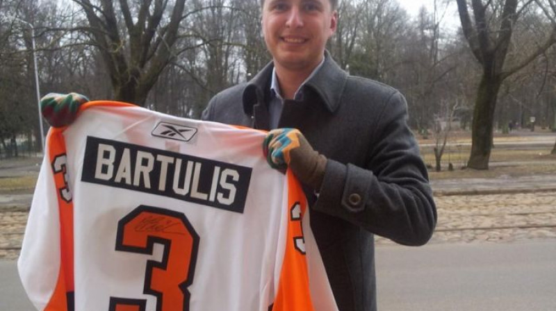 Oskara Bārtuļa Filadelfijas "Flyers" kluba "Winter Classic" spēles krekla izsoles uzvarētājs
Foto: RH3 Fonds