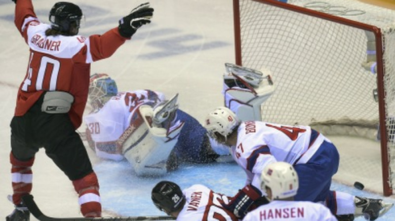 Mihaels Grabners gūst ceturtos vārtus olimpiskajā turnīrā
Foto: AFP/Scanpix
