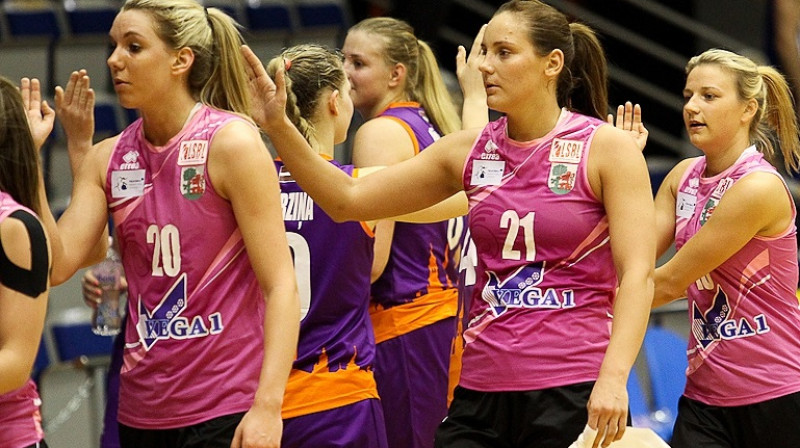 Aleksandra Stelfoksa un Sabīne Niedola: 41 punkts un 25 atlēkušās bumbas pret "TTT juniorēm"
Foto: Mārtiņš Sīlis