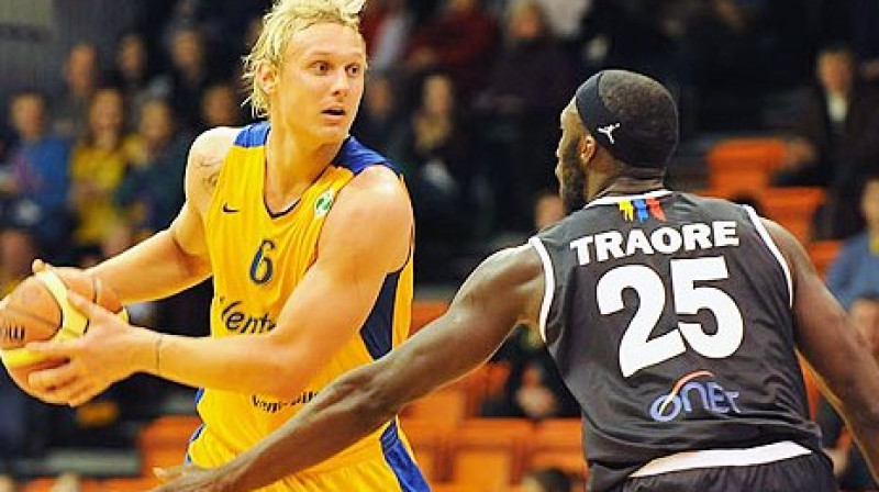 Jānis Timma mača pēdējā minūtē nopelnīja piekto personīgo piezīmi un izšķirošos notikumus bija spiests vērot no laukuma malas. Foto: fibaeurope.com