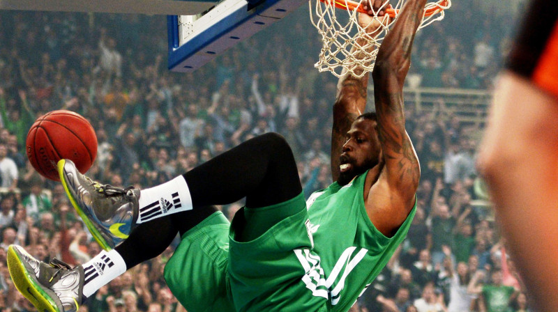 Stefans Lasmī šodien guva 18 punktus, izcīnīja piecas bumbas zem groziem un izprovocēja sešus noteikumu pārkāpumus. Foto: AP/Scanpix.