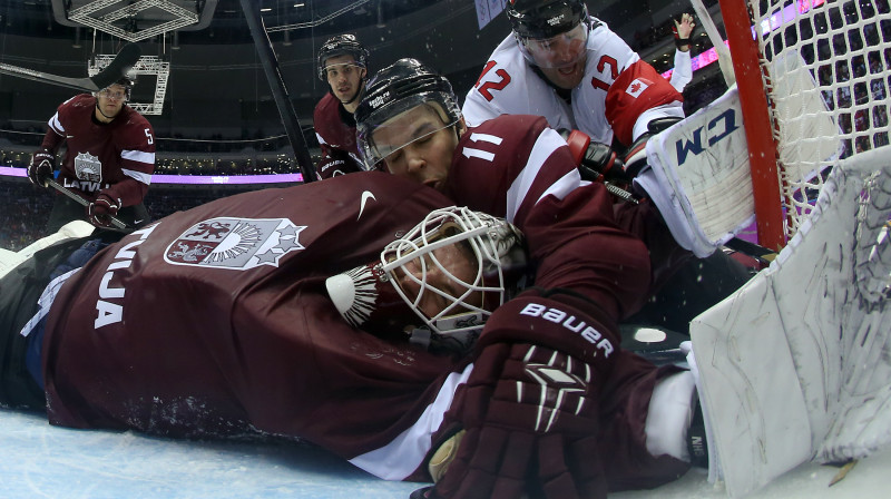 Kristers Gudļevskis un Kristaps Sotnieks nosargā Latvijas vārtus visneticamākajā veidā
Foto: AFP/Scanpix
