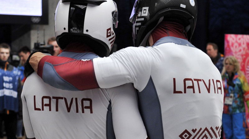 Oskars Melbārdis, Daumants Dreiškens un pārējie bobslejisti gatavi četriniekiem 
Foto: Romāns Kokšarovs, Sporta Avīze, f64