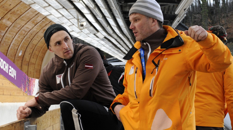 Sandis Prūsis sarunā ar Oskaru Melbārdi
Foto: Romāns Kokšarovs, F64