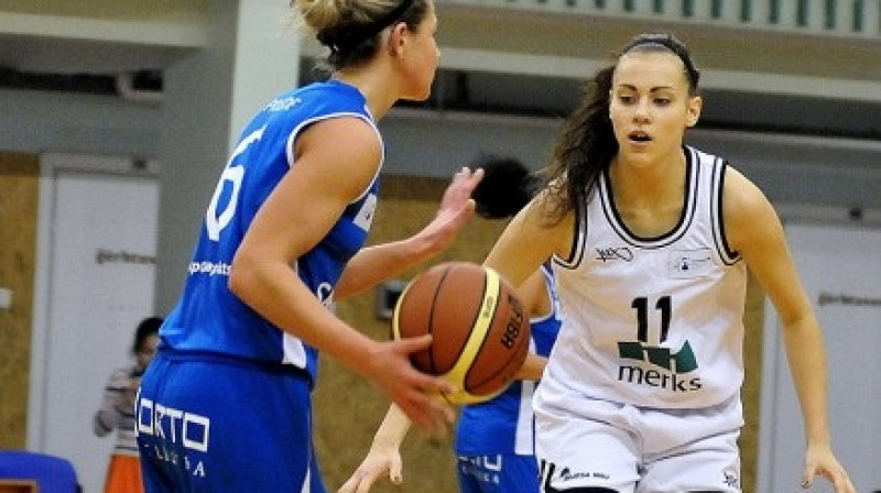 Arta Frīdenberga (pa labi) un Liene Priede
Foto: Romualds Vambuts