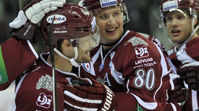 Džeimijs Džonsons komandas biedru apskāvienos
Foto: Romāns Kokšarovs, Sporta Avīze, f64