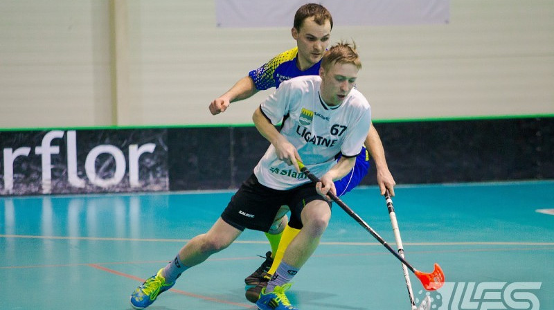 Ar bumbiņu "Līgatnes" uzbrukuma līderis Jānis Levanovičs (#67)
Foto: floorball.lv