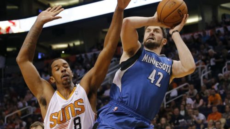 Čeningss Frajs cenšas nosegt "Timberwolves" līderi Kevinu Lavu
Foto:AP/Scanpix