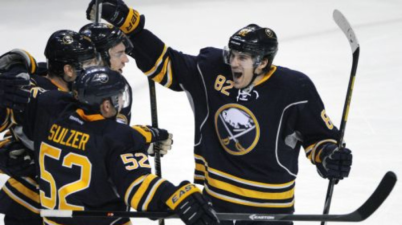 Zemgus Girgensons kopā ar komandas biedriem pēc uzvaras vārtu guvuma
Foto: AP/Scanpix