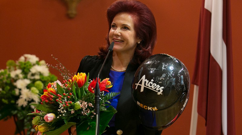 Solvita Aboltiņa no bobslejistiem saņēma ķiveri
Foto: Ernests Dinka, saeima.lv