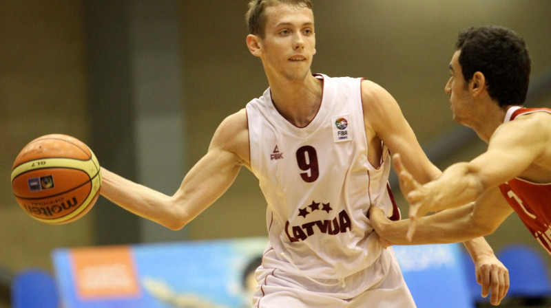 Kristapam Pļavniekam un vēl pieciem U20 izlases kandidātiem jau ir trīs Eiropas jaunatnes čempionātu pieredze. 
Foto: Mārtiņš Sīlis/FIBA