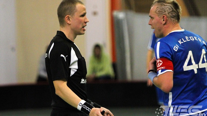 Arī tiesnešiem būs jātiek galā ar lielo spriedzi florbola laukumā...

Foto: floorball.lv.
