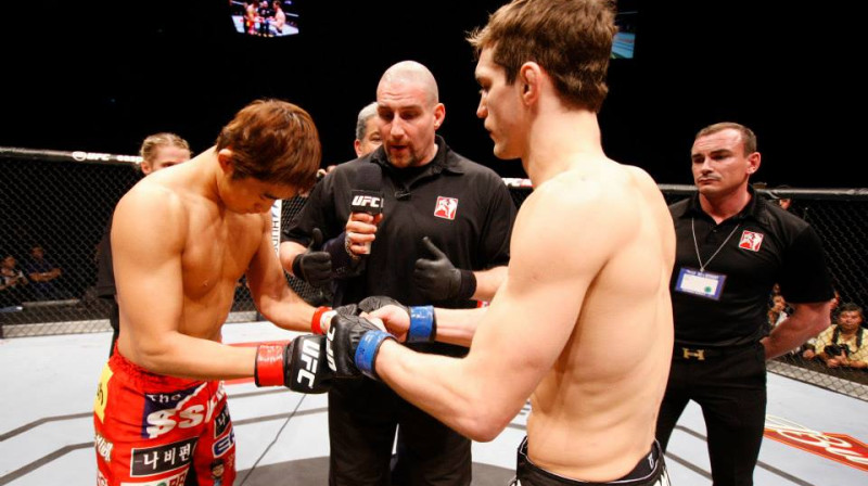 Dongs Hjuns Kims (no kreisās) pirms cīņas ar Džonu Hataveju
Foto: ufc.com