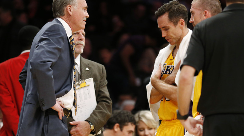 Maiks D'Antoni un Stīvs Nešs - kurš no abiem būs "Lakers" arī nākamsezon?
Foto: AP/Scanpix