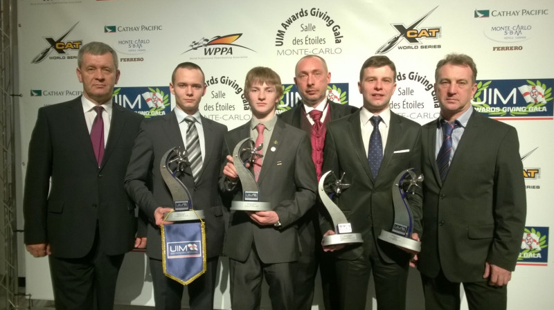 Latvijas komanda apbalvošanas ceremonijā. No kreisās: LŪMSF prezidents A.Slakteris. T.Smilškalns, N.Lijcs 
Foto: LŪMF