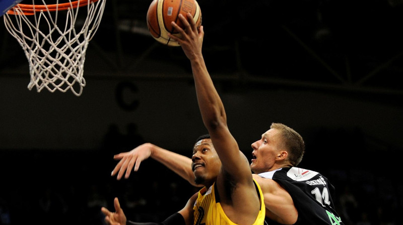 Bernards Kings pret Kasparu Bērziņu 2009. gada finālsērijā
Foto: Romāns Kokšarovs, Sporta Avīze, f64
