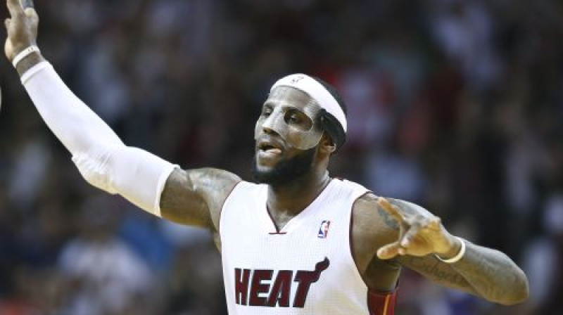 Aizsargmaska izskatās Lebronam Džeimsam veiksmi nesoša
Foto:AP/Scanpix