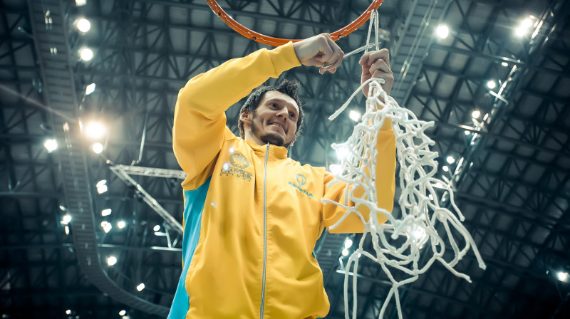 Kazahstānas kausa ieguvējs Jānis Blūms nogriež groza tīkliņu
Foto: www.bcastana.kz