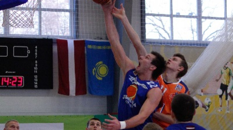 Bijušais "Turības" spēlētājs Jānis Dilevka Jūrmalas komandas labā guva 10 punktus 
Foto: Iļja Saveļjevs, bk.turiba.lv