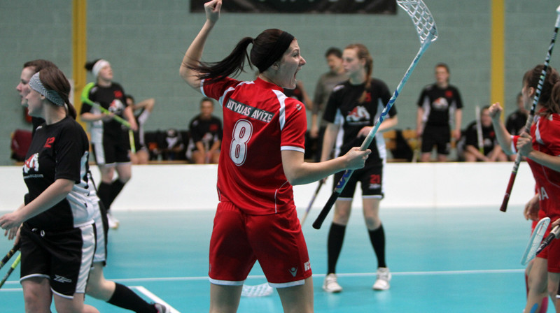 Ķekaviete Paula Brunovska (vidū) guvusi vienus no saviem četriem vārtiem
Foto: Ritvars Raits, floorball.lv