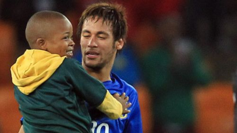 Neimārs un jaunais Dienvidāfrikas futbola līdzjutējs
Foto:AP/Scanpix