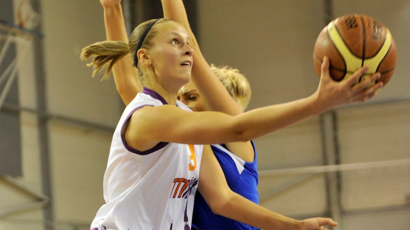 "TTT Rīga" uzbrucēja Kitija Laksa spēlē pret Cēsīm
Foto: Romāns Kokšarovs, "Sporta Avīze", f64