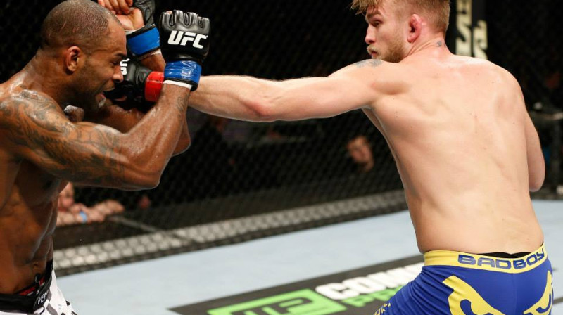 Aleksandrs Gustafsons (no labās) cīņā ar Džimiju Manuvu
Foto: ufc.com