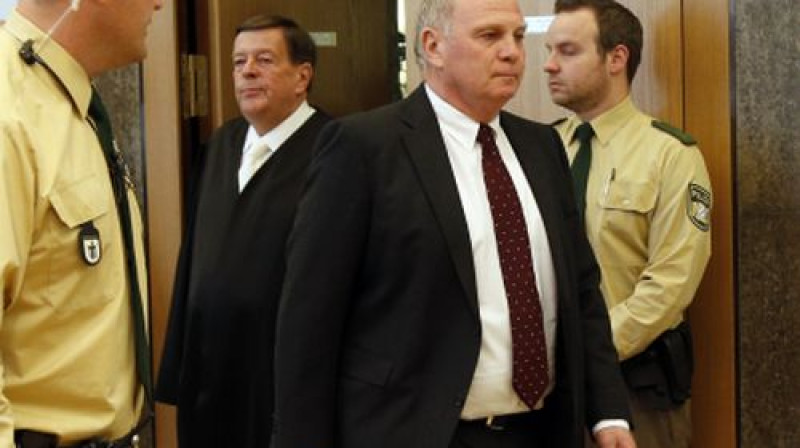 Uli Hēness (pa labi) tiesas zālē
Foto:AFP/Scanpix