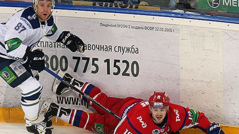 Pēc cīņas ar Leo Komarovu uz ledus nokritis Miķelis Rēdlihs
Foto: Dynamo.ru