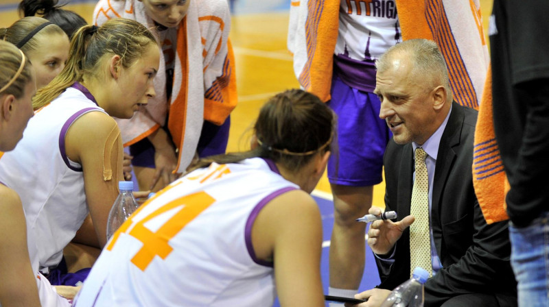 Aigars Nerips un "TTT Rīga" spēlētājas
Foto: Romāns Kokšarovs, "Sporta Avīze", f64