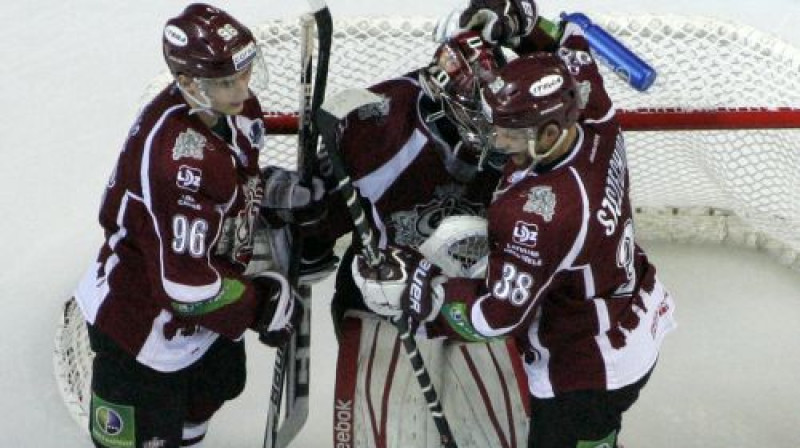 Jakubu Sedlāčeku ar veiksmīgo spēli apsveic Māris Bičevskis un Pols Šehura
Foto:F64/Romāns Kokšarovs