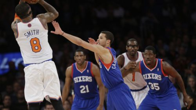 Ērls "Dž.R" Smits pret Filadelfijas aizsardzību
Foto:AP/Scanpix