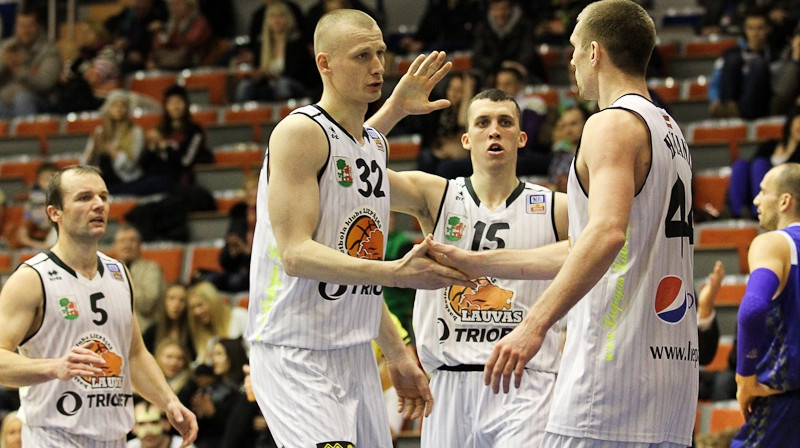 Andrjus Mažutis saņem komandas biedru apsveikumus 
Foto: M.Sīlis