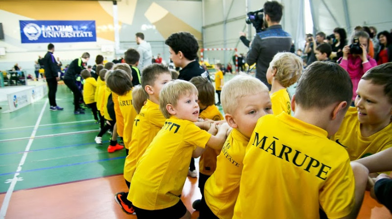 Virves vilkšana starp lielajiem un mazajiem 
Foto: fsmetta.lv