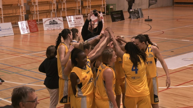 Anete Šteinberga un "Royal Castors Braine" spēlētājas
Foto: www.basketfeminin.com