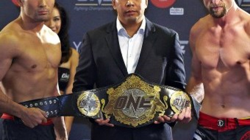 Nobutatsa Suzuki (no kreisās) un Broks Larsons ar ONE FC čempiona jostu rokās
Foto: mmasucka.com