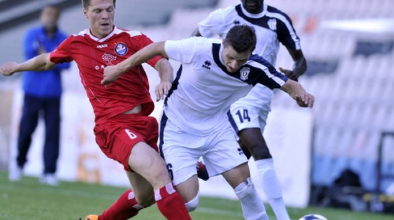 Ritvars Rugins pret Daugavpils "Daugavas" bijušo līderi Andreju Kovaļovu
Foto: Romāns Kokšarovs, Sporta Avīze, f64