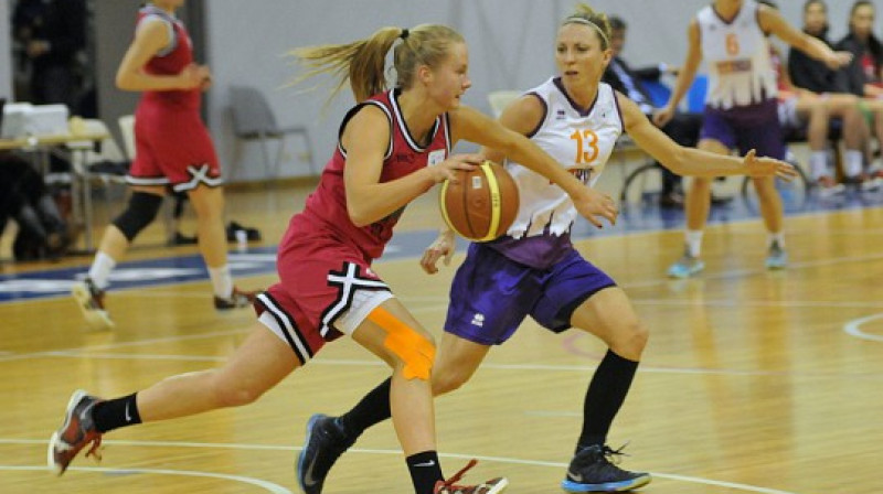 Kate Krēsliņa (RSU/Merks) un Kristīne Kārkliņa (TTT Rīga)
Foto: Romualds Vambuts, Sportacentrs.com