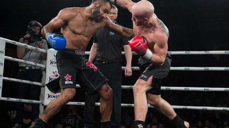 Zaurs Džavadovs (no kreisās) cīņas epizodē ar Kevinu Renno
Foto: delfi.ee