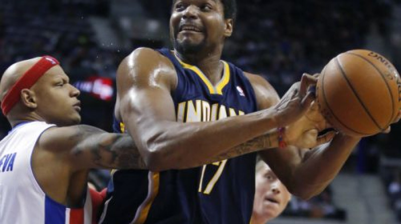 "Pistons" spēlētājs Čārlijs Viljanueva pret Indianas rezerves centru Endrjū Bainumu
Foto:AP/Scanpix