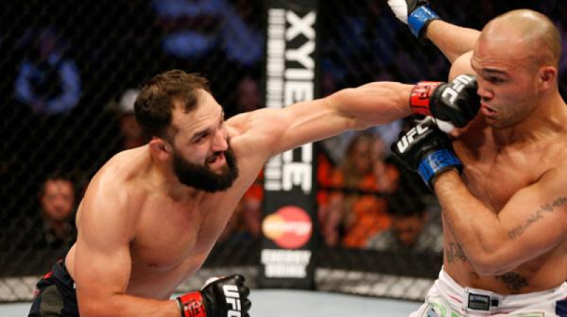 Džonijs Hendrikss (no kreisās) cīņā ar Robiju Louleru
Foto: ufc.com