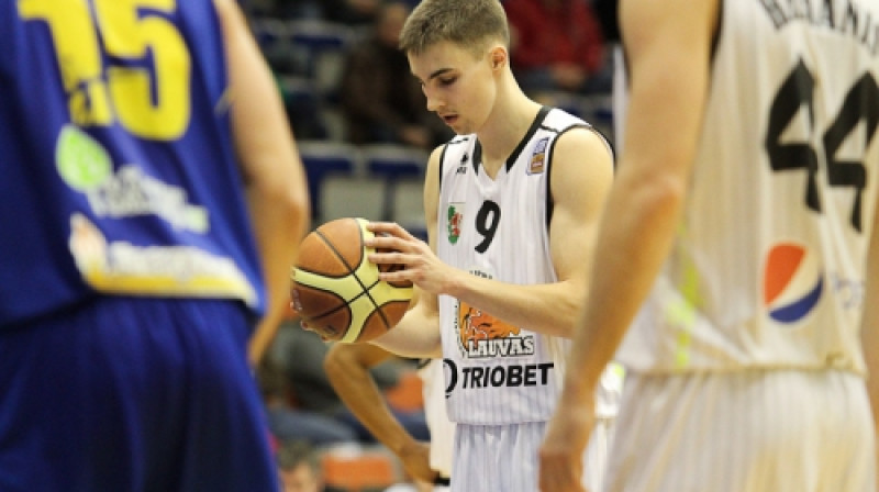 Roberts Krūmiņš uz soda metienu līnijas
Foto: Mārtiņš Sīlis