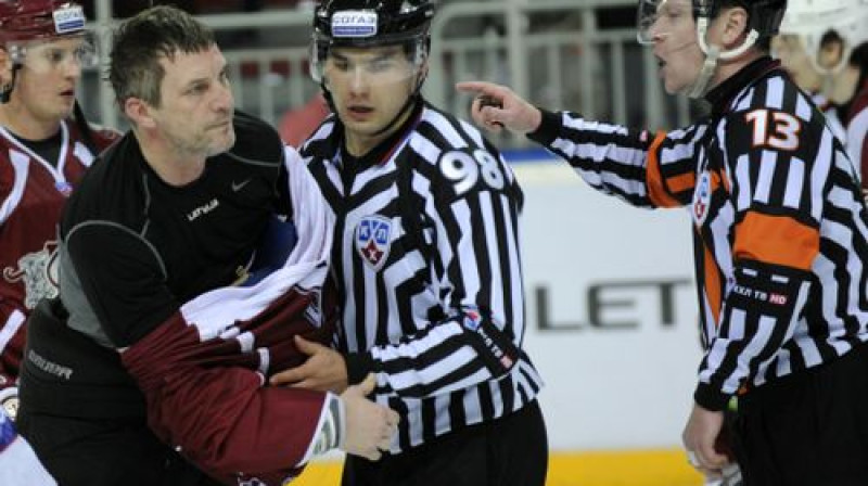 Tiesneši izšķir Sanda Ozoliņa un Aleksandra Torjaņika (ārpus kadra) cīkstiņu
Foto:Romāns Kokšarovs/F64