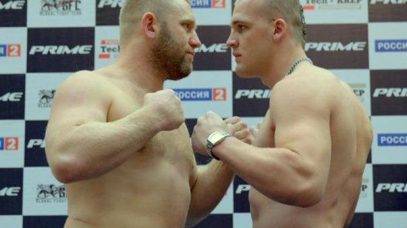 Sergejs Haritonovs (no kreisās) svēršanās procedūrā ar Taileru Īstu
Foto: mixfight.ru