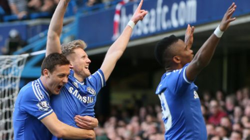 "Chelsea" spēlētāji pēc kārtējā vārtu guvuma
Foto: AP/Scanpix