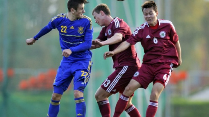 Edijs Joksts (pa vidu) Latvijas U21 izlases kreklā
Foto: Romāns Kokšarovs, Sporta Avīze, f64