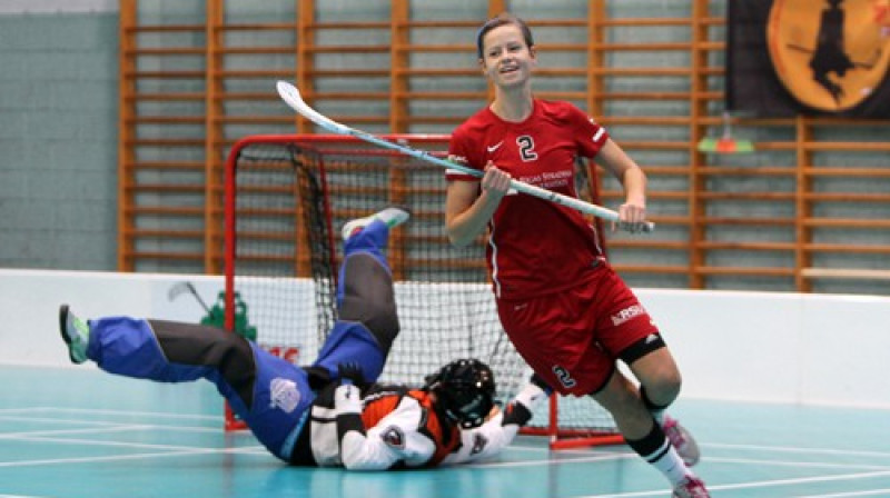 RSU uzbrucēja Aija Kuncīte realizējusi soda metienu
Foto: Ritvars Raits, floorball.lv