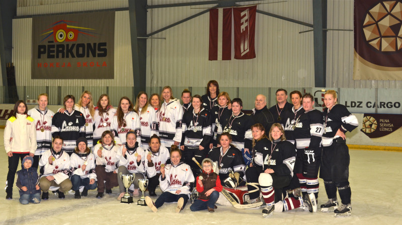 Latvijas čempiones SHK "Laima" un Latvijas vicečempiones "Laima90" 
Foto: lhf.lv