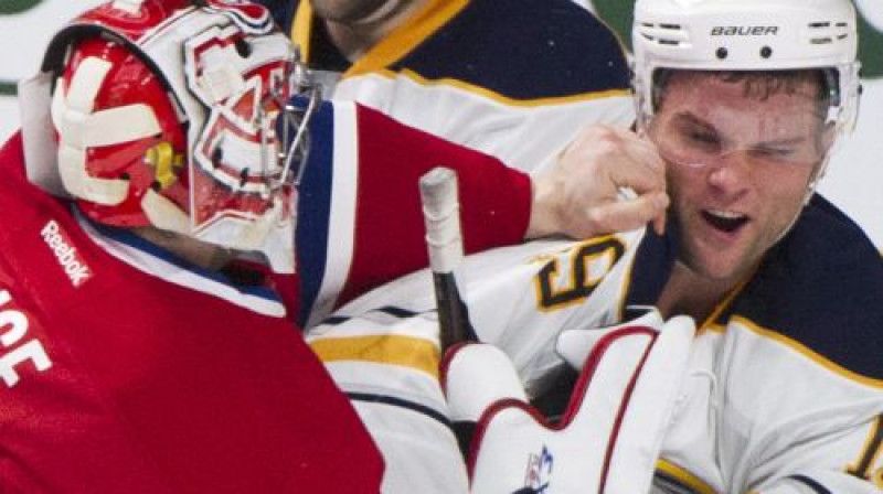 Dūres izvicina Monreālas "Canadiens" vārtsargs Kerijs Praiss un Bufalo "Sabres" uzbrucējs Kodijs Hodžsons
Foto: AP/Scanpix
