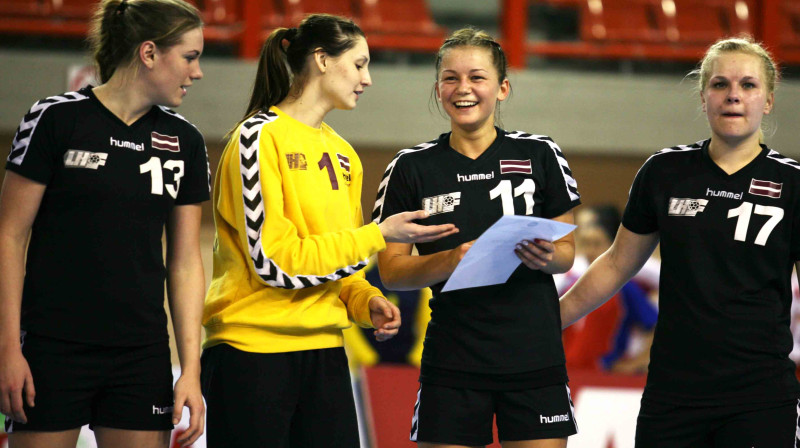Lita Lisovska (1) pēc spēles ar Kristīni Kirejevu (11)
Foto: handball.lv